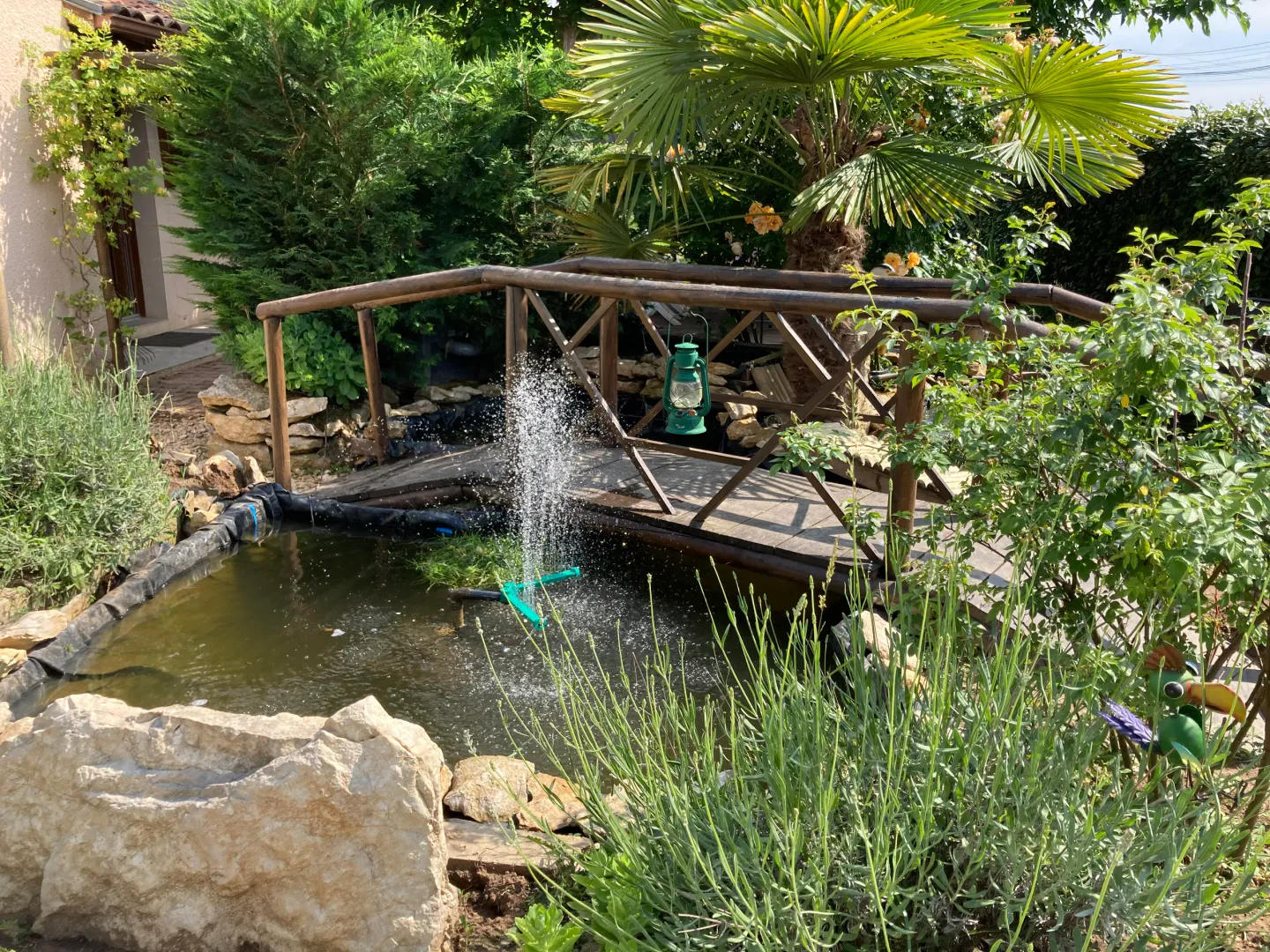 Le jardin et son petit pont au-dessus du bassin