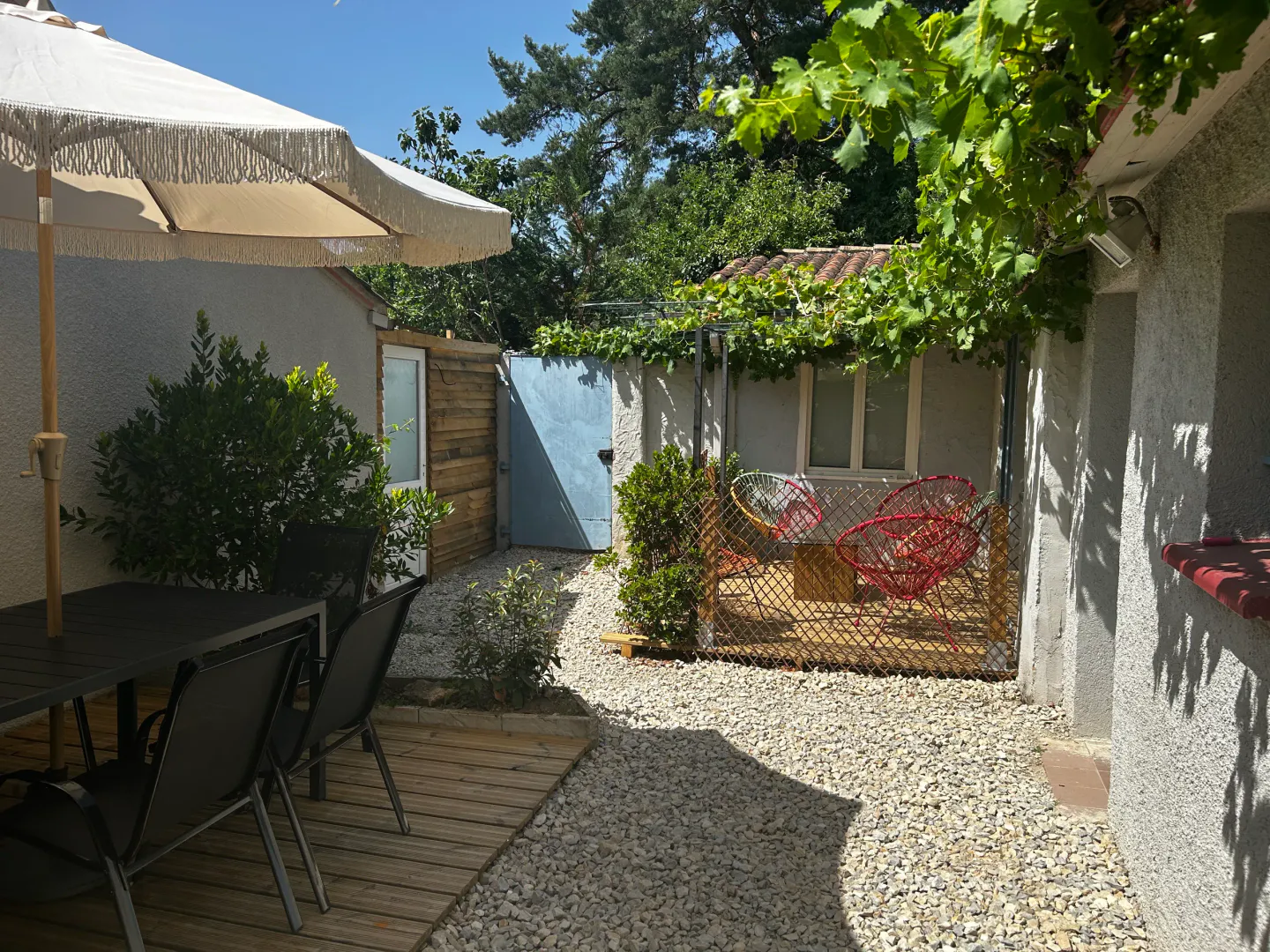 La terrasse et le salon de jardin