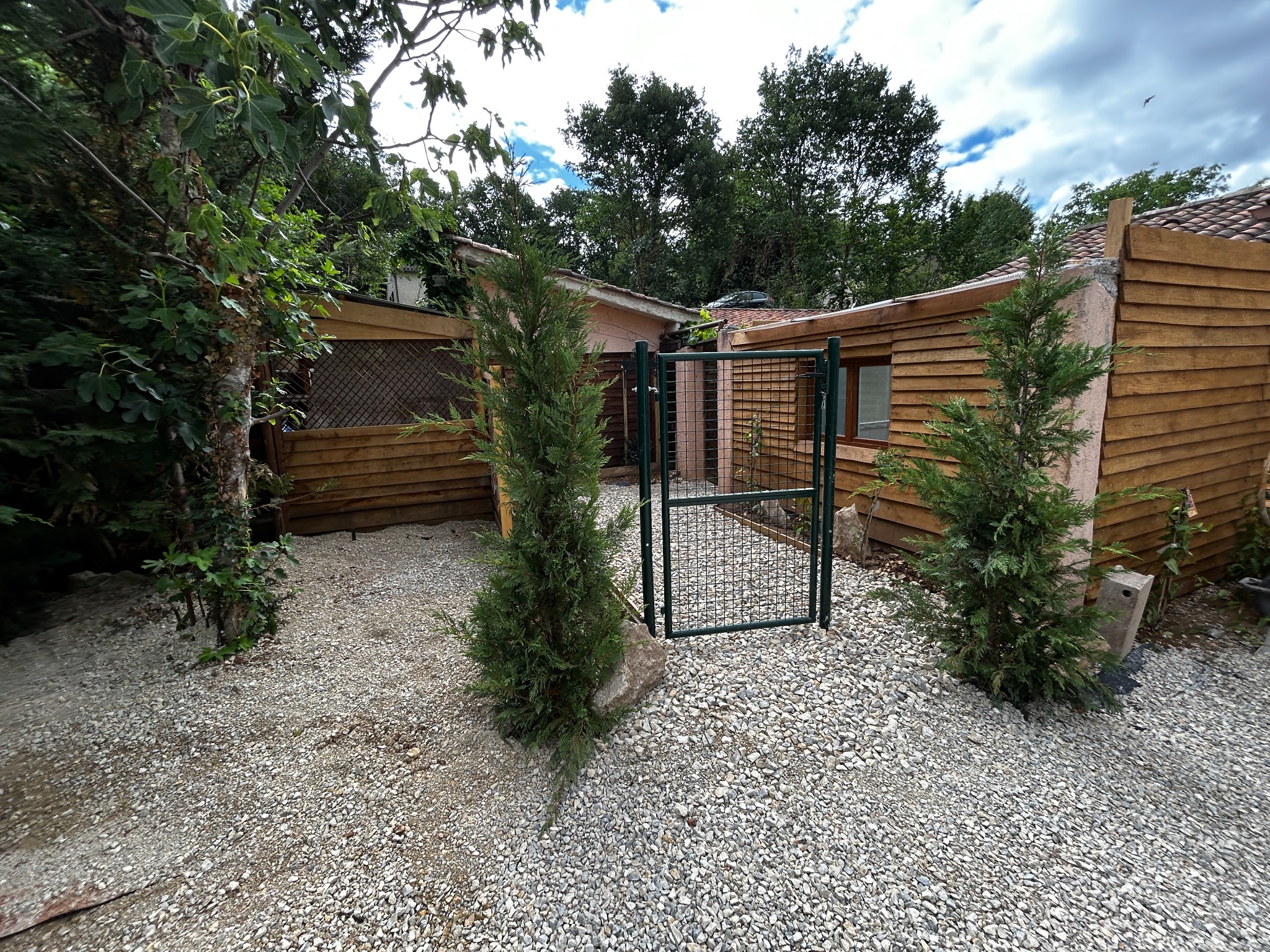 Le portillon et le chemin gravillonné à l’entrée de la maison