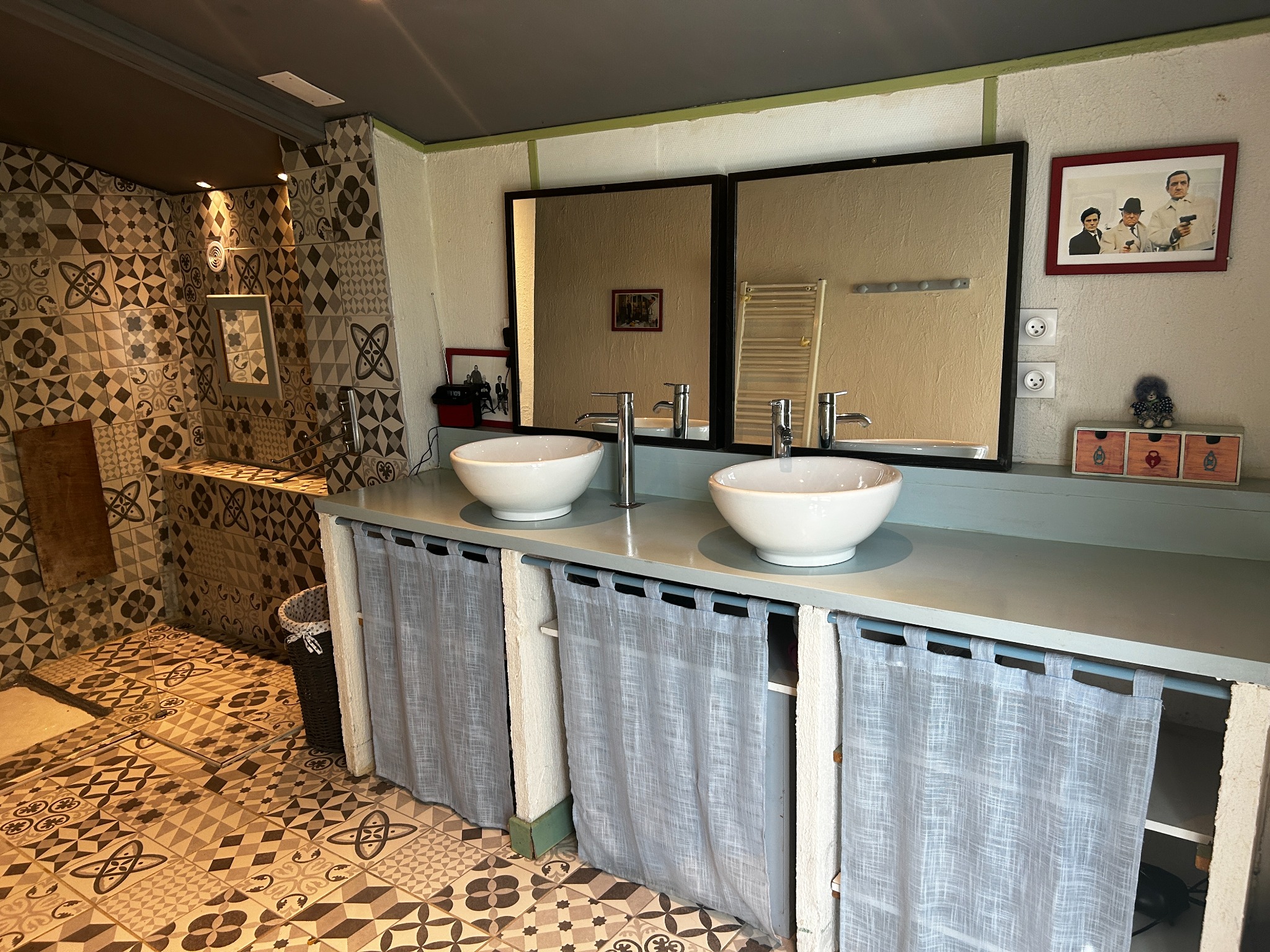 La salle de bain avec sa douche et ses deux vasques